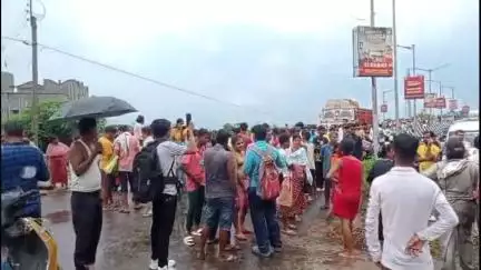 পুরুলিয়া ২: জল প্লাবিত পুরুলিয়া সাধুডাঙ্গা এলাকা, প্রতিবাদে ও  জল নিষ্কাশনের দাবিতে ওভার ব্রিজ এলাকায়  জাতীয় সড়ক অবরোধ