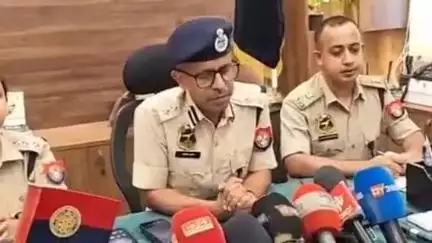 উত্তৰ লক্ষীমপুৰ: চিৰিংচুক নামঘৰৰ সন্মূখত গৰুৰ মূৰ পেলোৱা কাণ্ডৰ লগত জৰিত ৭ জনক আটক আৰক্ষীৰ,নগৰত সংবাদমেল জিলা আৰক্ষী অধীক্ষকৰ