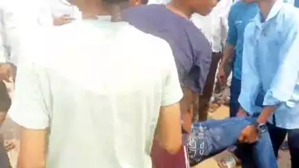 शिकोहाबाद: रूपसपुर के पास बाइक और ई-रिक्शा की टक्कर में बाइक सवार घायल, मौके पर भीड़ जमा
