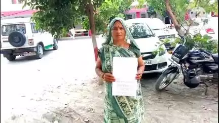 गौरीगंज: गुडुर गांव की निवासी महिला ने कलेक्ट्रेट पहुंचकर अपात्र व्यक्तियों को आवास आवंटित करने का आरोप लगाकर DM से की शिकायत