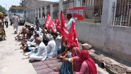 सरदारशहर: किसानों ने मालसर की महिलाओं के साथ पुलिस थाने के आगे धरना शुरू किया, एनजीओ के खिलाफ कानूनी कार्रवाई की मांग
