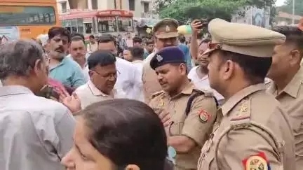 मुज़फ्फरनगर: पुलिस ने रोड पर खड़ी रोडवेज बसों का चालान किया, चालकों ने बस रोककर लगाया जाम, हुआ हंगामा