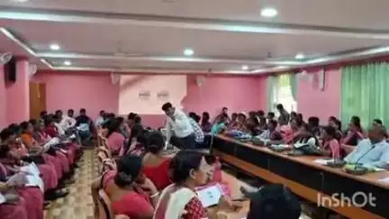 नाला: बुधवार को नाला प्रखंड सभागार में सुपरवाइजर और बीएलओ को दिया गया प्रशिक्षण
