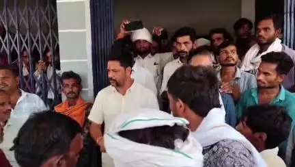नरसिंहपुर: कृषिउपजमंडी में व्यापारियों ने की अनाज खरीदी बन्द,किसानों के हंगामा के बाद प्रशासनिक अधिकारियों ने कराई शुरू#jansamasya