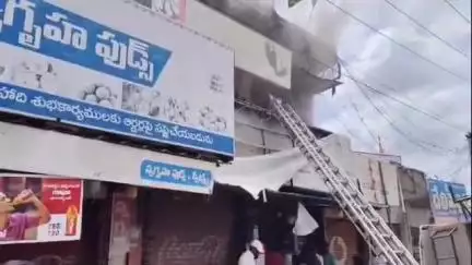 మిర్యాలగూడ: పట్టణంలోని రాజీవ్ చౌక్ లో గల బేకరీ షాప్ లో అగ్నిప్రమాదం, విద్యుత్ షార్ట్ సర్క్యూట్ తో ఫర్నిచర్ దగ్ధం