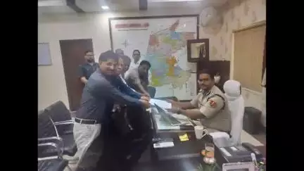 तीन सूत्री मांगों को लेकर व्यापारियों ने एसपी कार्यालय में SP को दिया ज्ञापन