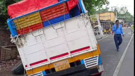 কুলপি: শ্যাম বুসের চকে নিয়ন্ত্রণ হরিয়ে উল্টে গেল মাছ বোঝাই পিকআপ ভ্যান