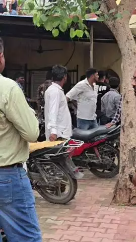 रामगढ़: रामगढ़ नगरपालिका में एलडीसी और ठेकेदार के बीच विवाद, कर्मचारी ने कागज फाड़ने का आरोप लगाया