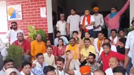 झांसी: कोतवाली थाने में विवाह घर संचालक के खिलाफ मुकदमा दर्ज कराने गए भाजपा पार्षदों ने किया धरना प्रदर्शन