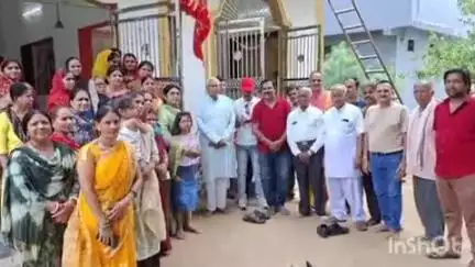होशंगाबाद नगर: वार्ड क्र 13, आदर्श नगर में क्षेत्रीय विधायक ने किया जनसंपर्क, स्थानीय लोगों से समस्याओं पर की चर्चा