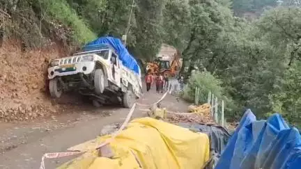 शिमला ग्रामीण: शिमला में भारी बारिश से कमियाना भराड़ी-लॉन्गवुड सड़क धंसी, पिकअप वाहन फंसा