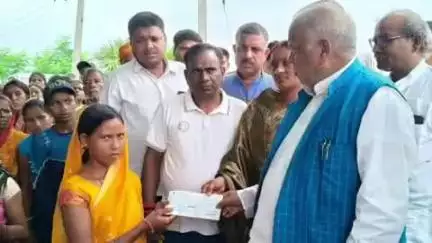 राजगीर: डिल्लू बिगहा गांव में मंत्री श्रवण कुमार ने दुर्घटना में मृतक के परिजन को मुआवजा चेक सौंपा