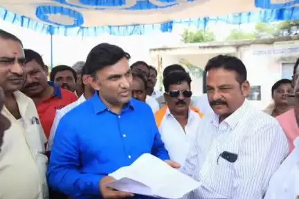 ಗೌರಿಬಿದನೂರು: ಕಾಡಚಿಕ್ಕನಹಳ್ಳಿ ಹೆಚ್ಚುವರಿ ಶಾಲಾ ಕೊಠಡಿ ನಿರ್ಮಾಣ ಕಾಮಗಾರಿಗೆ ಭೂಮಿ ಪೂಜೆ ಸಲ್ಲಿಸಿದ ಸಂಸದ ಡಾ.ಕೆ ಸುಧಾಕರ್