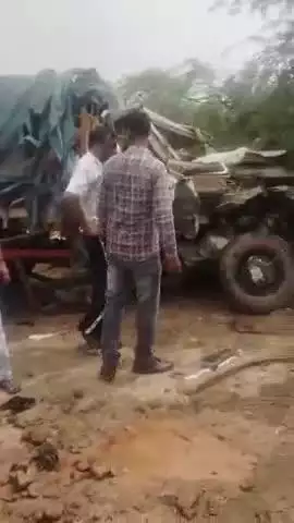 पंचकूला: पिंजौर-नालागढ़ रोड पर बाईपास के पास ट्रक और पिकअप वैन की टक्कर, ट्रक पलटा, दोनों चालक गंभीर
