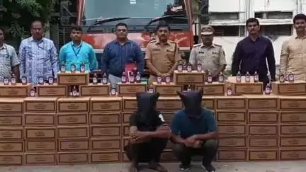 धुळे: नगावजवळ विदेशी दारूने भरलेला ट्रक पकडला; ६३ लाखांचा मुद्देमाल जप्त, दोघे अटकेत