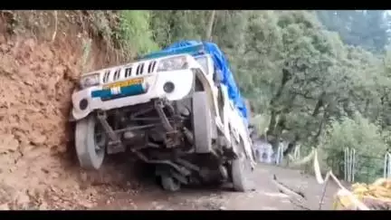 शिमला शहरी: शिमला के भराड़ी-लॉन्गवुड सड़क पर बारिश के कारण सड़क धंसने से आई दरारें, पिकअप हादसे से बची