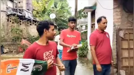 ভাঙড় ২: দক্ষিণ বামুনিয়া 157 নং বুথে বাড়ি বাড়ি ঘুরে সাধারণ মানুষের সুবিধা অসুবিধার কথা শুনলেন অঞ্চলের তৃণমূলের কনভেনর