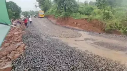 कराड: कराड चिपळूण महामार्गाचे काम युद्ध पातळीवर सुरू, बुधवारी सायंकाळपर्यंत वाहतूक सुरळीत होण्याची शक्यता