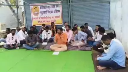 क्रांतिकारी लाईनस्टाफ सेनेच्या वतीने महावितरण विरोधात कार्यालयासमोर धरणे आंदोलन सुरू