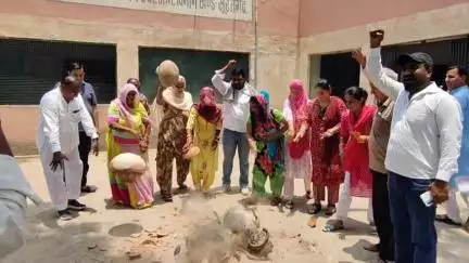 सूरतगढ़: वार्ड-37 के लोगों ने PHED के XEN कार्यालय पर मटका फोड़ प्रदर्शन किया, पेयजल समस्या को लेकर AEN का 2 घंटे घेराव