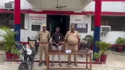 गोला गोकरणनाथ: थाना हैदराबाद पुलिस टीम ने मोबाईल लूटने वाले गैंग के वांछित अभियुक्त को 2 मोबाईल और एक बाइक सहित किया गिरफ्तार