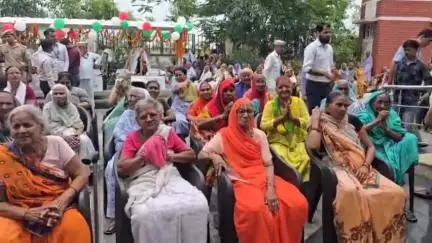 मथुरा: वृंदावन के वृद्धा आश्रम कृष्णा कुटीर में जिलाधिकारी हुए भावुक, सांसद हेमा मालिनी ने वृद्ध माता बहनों का जाना हाल