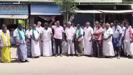 விளாத்திகுளம்: கடந்த ஆண்டு மழையால் சேதமடைந்த பயிர்களுக்கு காப்பீடு, நிவாரணம் வழங்க கோரி புதூர் பேருந்து நிலையம் முன்பு ஆர்ப்பாட்டம்