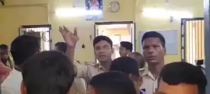 पटना ग्रामीण: आत्मदाह करने पहुंचे वार्ड सदस्यों को पुलिस ने किया डिटेन, रिहाई की मांग को लेकर कोतवाली थाने का घेराव