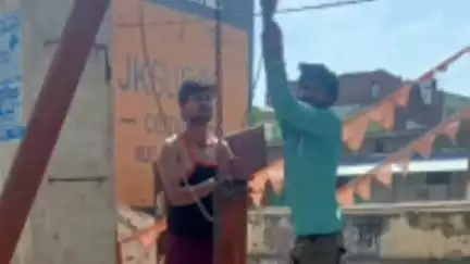 हमीरपुर: सुमेरपुर कस्बे में तीन दिन से नलकूप खराब, दो वार्डों की पानी की आपूर्ति ठप, एक-एक बाल्टी पानी के लिए परेशान हैं लोग