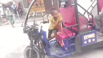 राजवंशी नगर से बाबा चौक के बीच नाबालिग चला रहे धडल्ले से ई-रिक्शा! #patelnagarpatna #underage #auto #traffic police
