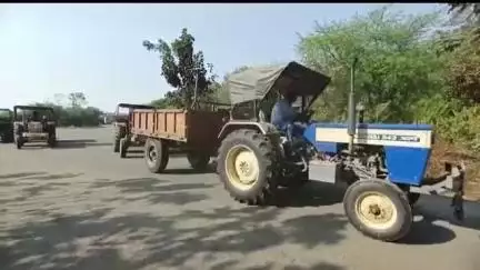 भंडारा: खमारी नाला येथे रेतीची चोरटी वाहतूक करणारे २ ट्रॅक्टर पोलिसांच्या ताब्यात, १२ लाख १२ हजारांचा मुद्देमाल जप्त