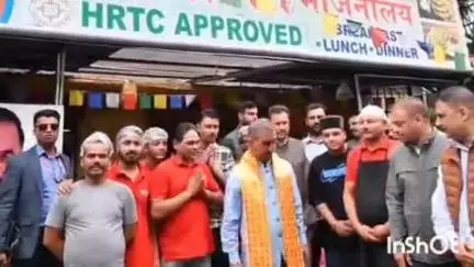 कुमारसैन: बागासराहन से शिमला लौटते हुए CM सुखविंदर सिंह सुक्कू ने कुमारसेन के जावली ढाबे में किया लंच