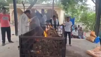 रुडी परंपरेला मूठ माती देत चक्क मुलीने दिला बापाला अग्नी दाग अग्नि देणाऱ्या लेकीचं कौतुक होताना पाहायला मिळत आहे