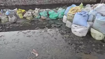 एटा: मारहरा कस्बे का नदरई मार्ग जलमग्न, लोगों ने नगर पालिका पर लगाया लापरवाही का आरोप #jansamasya