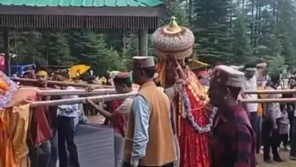 कुल्लू: जिला कुल्लू के शांघड़ गांव में धूमधाम से मनाया जा रहा तीन दिवसीय शानू मेला