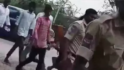అలంపూర్: ఇథనాల్ ఫ్యాక్టరీ వద్దని ఆందోళన చేసిన రైతుల చేతులకు సంకెళ్లు వేసి కోర్టుకు తరలించిన పోలీసులు #localissue