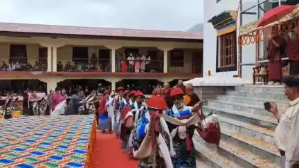 स्पीति: कुंगरी बौद्ध मठ में मनाया गया जोंगसर खेंजे रिमपोछे का जन्मदिन, महिला मंडलों ने प्रस्तुत किए सांस्कृतिक कार्यक्रम