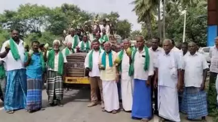 குடியாத்தம்: பரதராமியில் கடந்த 16ம் தேதி போராட்டத்தில் ஈடுபட்ட மாங்காய் விவசாயிகள் 50 பேர் மீது வழக்கு பதிவு செய்த பரதராமி போலீசார்