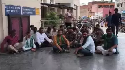 एटा: मेडिकल कॉलेज और किसान नेताओं के मध्य हुई बातचीत बेनतीजा रही, पुनः धरने पर बैठे किसान नेता