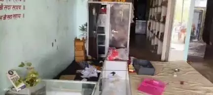 कोरांव: तरांव में ज्वेलरी की दुकान का गैस कटर से शटर काटकर घुसे चोरों ने ₹5 लाख के जेवरात किए चोरी, पीड़ित ने पुलिस को दी तहरीर