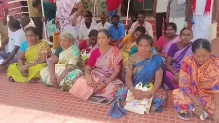 கோவில்பட்டி: தாலுகா அலுவலகத்தில் மந்தித்தோப்பு பகுதி மக்களுக்கு பட்டா வழங்க வேண்டி CPI சார்பில் ஆர்ப்பாட்டம்