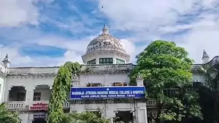 কোচবিহার ১: কোচবিহার MJN মেডিক্যাল কলেজ ও হাসপাতালের জরুরী বিভাগের সামনে যত্রতত্র রাখা হচ্ছে বাইক, সমস্যায় রোগীর পরিজনরা #jansamasya