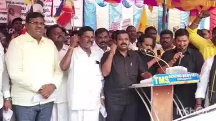 சோளிங்கர்: சோளிங்கரில் பாமக நிர்வாகி சுட்டுக் கொலை செய்யப்பட்ட வழக்கை CBCID-க்கு மாற்ற கோரி பாமகவினர் பஸ் நிலையத்தில் கண்டன ஆர்ப்பாட்டம்