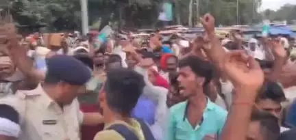 पटना ग्रामीण: जेपी गोलंबर पर चौकीदार-दफादार और अभ्यर्थियों का प्रदर्शन, पुलिस ने बैरिकेडिंग लगाकर रोका