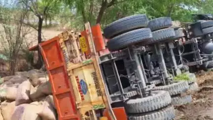 हमीरपुर: सुमेरपुर में गेहूं लादकर पश्चिम बंगाल जा रहा ट्रक हाईवे किनारे पलटा, चालक हुआ चुटहिल और गेहूं के बोरे फटे
