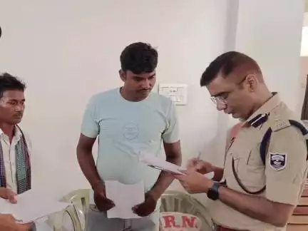गया टाउन सीडी ब्लॉक: SSP आनंद कुमार ने जनता दरबार में सुनी 30 पीड़ितों की शिकायत, मौके पर ही किया कुछ का निवारण
