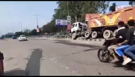 ऋषिकेश: रायवाला कोतवाली के सामने ट्रॉला डिवाइडर पर चढ़ा, हाइड्रा की मदद से हटाया गया, कोई जनहानि नहीं