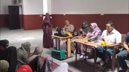 सावर: भट्टा कॉलोनी में संचालित नि:शुल्क सिलाई प्रशिक्षण शिविर में वितरित की गई निशुल्क सिलाई मशीन