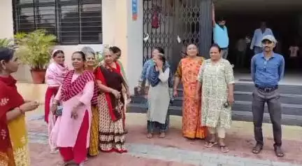 વઢવાણ: સુરેન્દ્રનગર શહેરના અંધ વિદ્યાલય વિસ્તારમાં વરસાદી પાણી ભરાતા સ્થાનિક મહિલાઓએ કરી મહાનગરપાલિકા કચેરીએ રજૂઆત
#Jansamasya