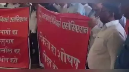 गोरखपुर: उ.प्र. इंजीनियर्स एसोसिएशन ने जिलाधिकारी आजमगढ़ के विरोध में धरना प्रदर्शन किया और मुख्यमंत्री को संबोधित ज्ञापन सौंपा